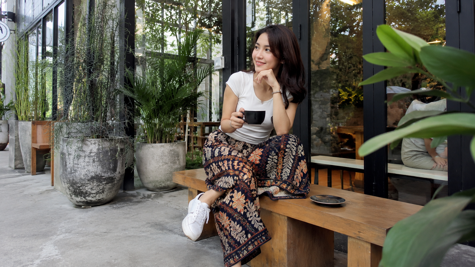 Gaya hangout dengan celana batik wanita dan sneakers putih